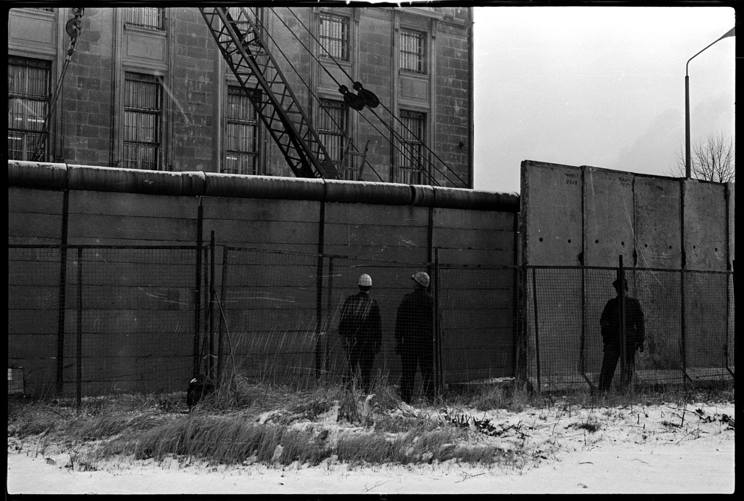 S/w-Fotografie: Ausbau der Berliner Mauer am Brandenburger Tor in Berlin-Mitte