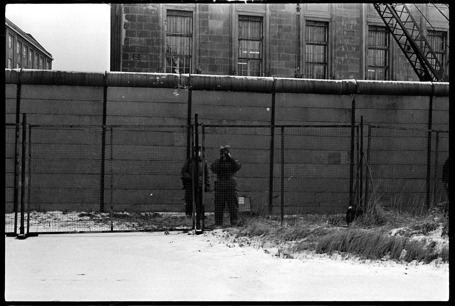 S/w-Fotografie: Ausbau der Berliner Mauer am Brandenburger Tor in Berlin-Mitte