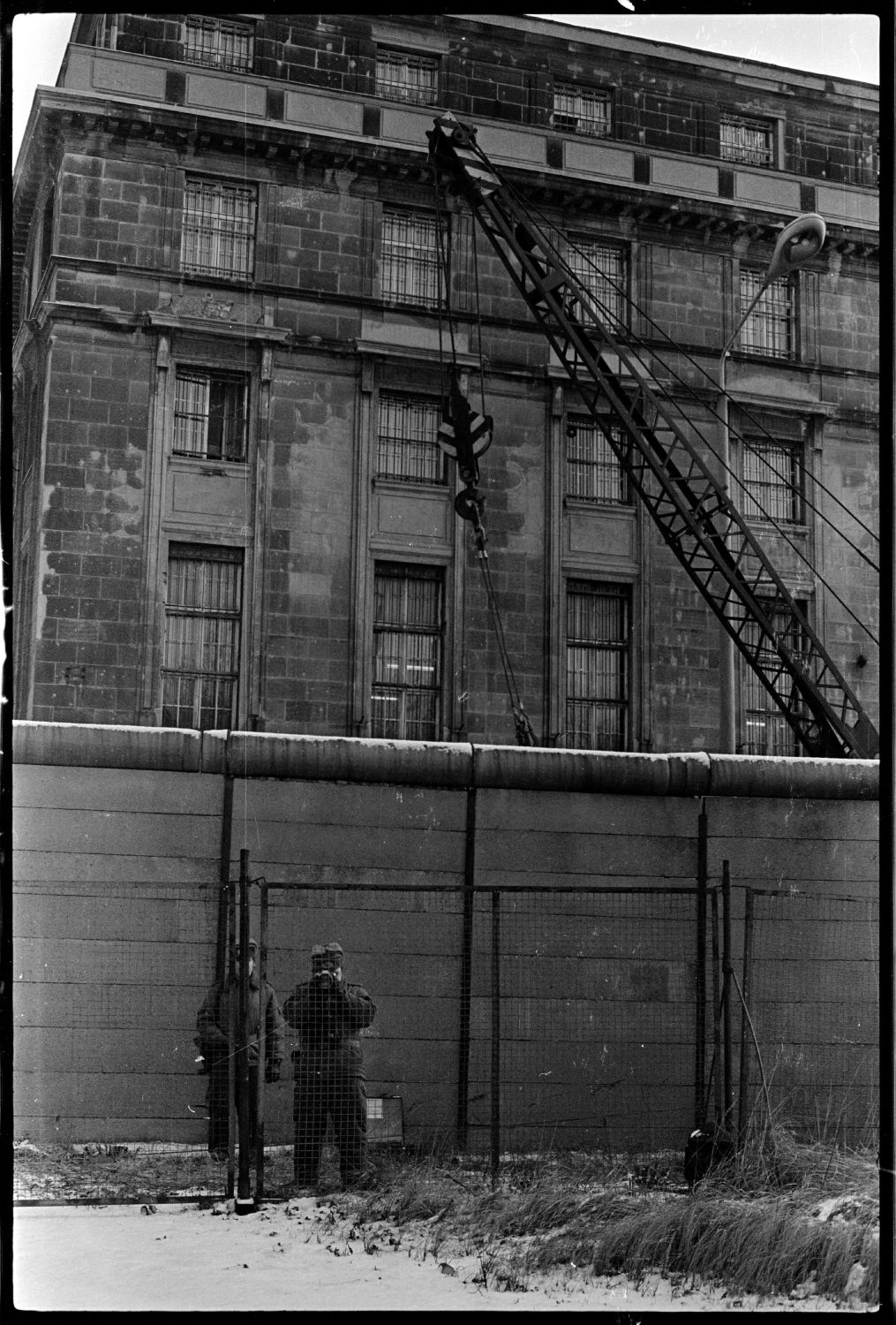 S/w-Fotografie: Ausbau der Berliner Mauer am Brandenburger Tor in Berlin-Mitte