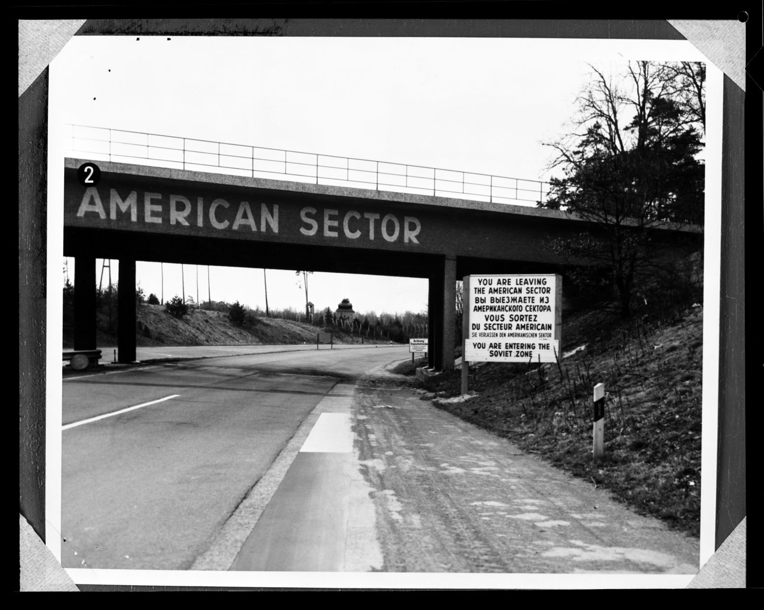 S/w-Fotografie: Brücke mit der Aufschrift American Sector an der Autobahn A 15 in Berlin-Wannsee
