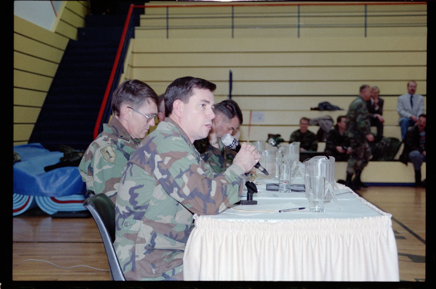 Fotografie: Town Hall Meeting der US-Community mit Brigadier General Sidney Shachnow im Cole Sports Center in Berlin-Dahlem
