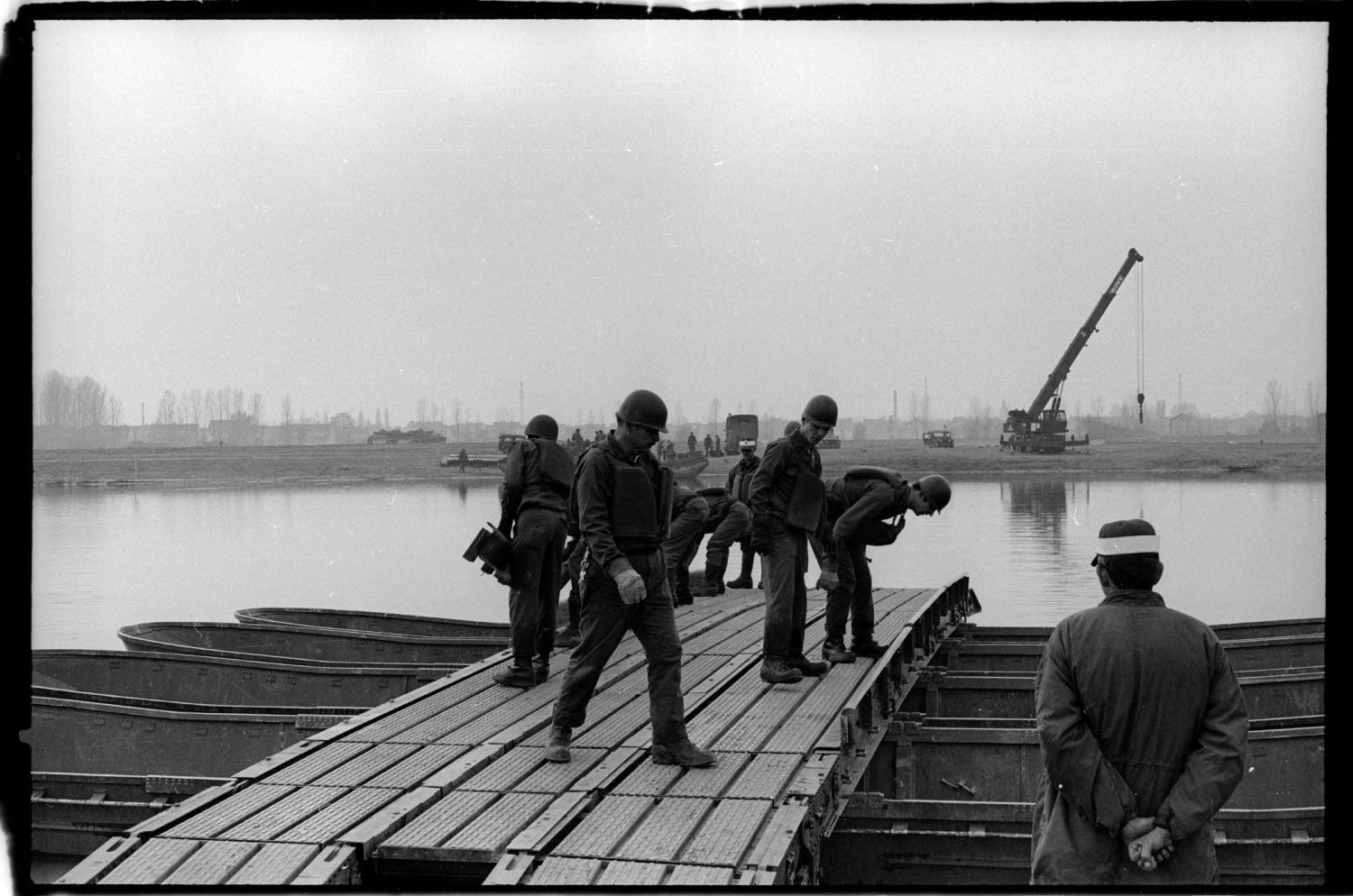 S/w-Fotografie: Übung zur Gewässerüberquerung der 42nd Engineer Company der U.S. Army Berlin Brigade