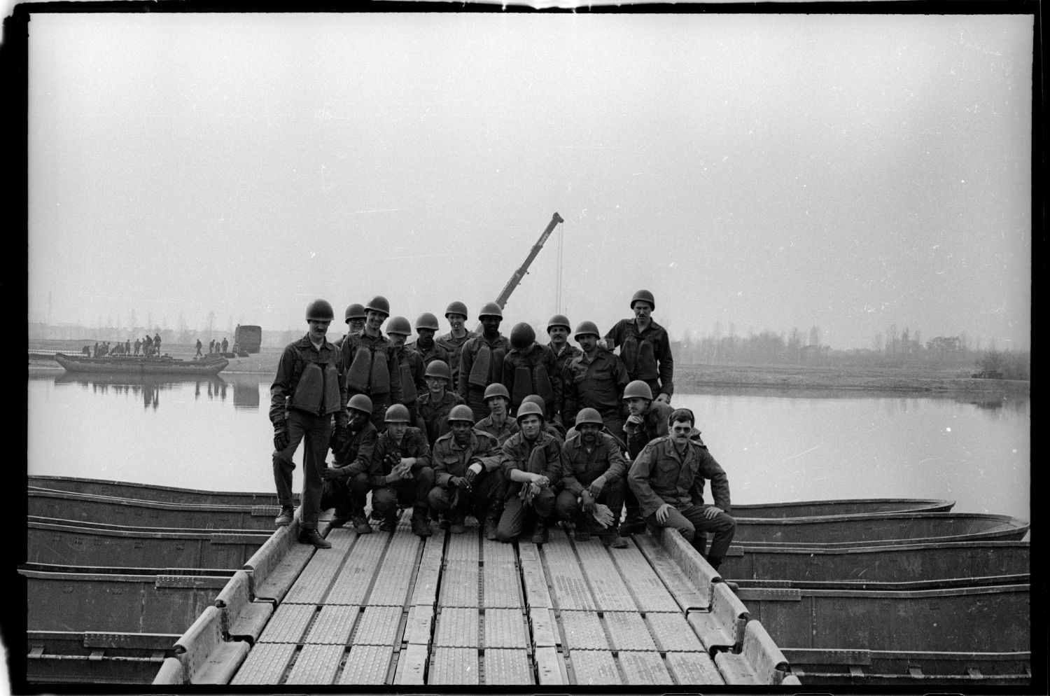 S/w-Fotografie: Übung zur Gewässerüberquerung der 42nd Engineer Company der U.S. Army Berlin Brigade