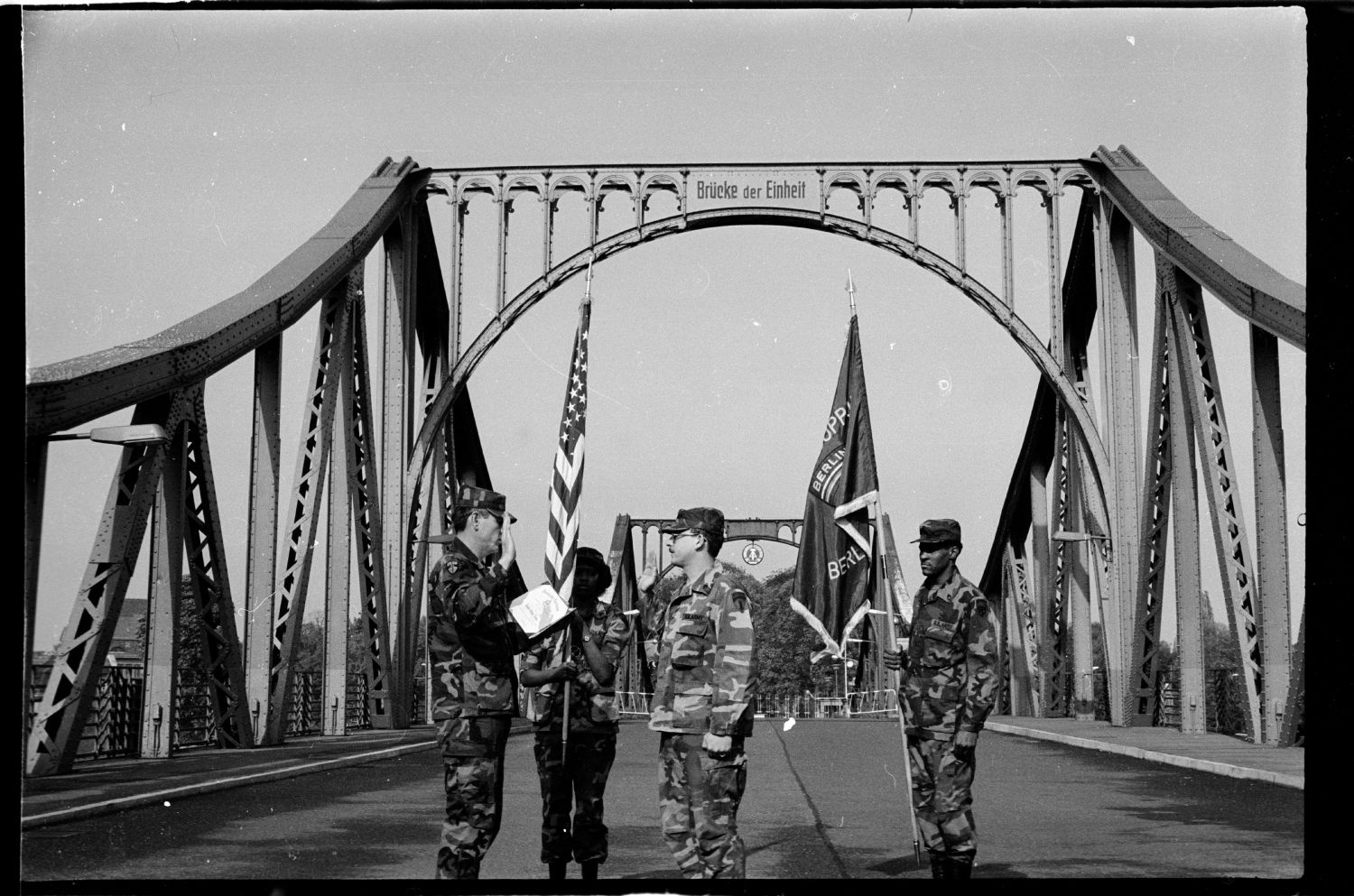 s/w-Fotografie: Militärische Zeremonie der U.S. Army Berlin Brigade auf der Glienicker Brücke zwischen West-Berlin und Potsdam