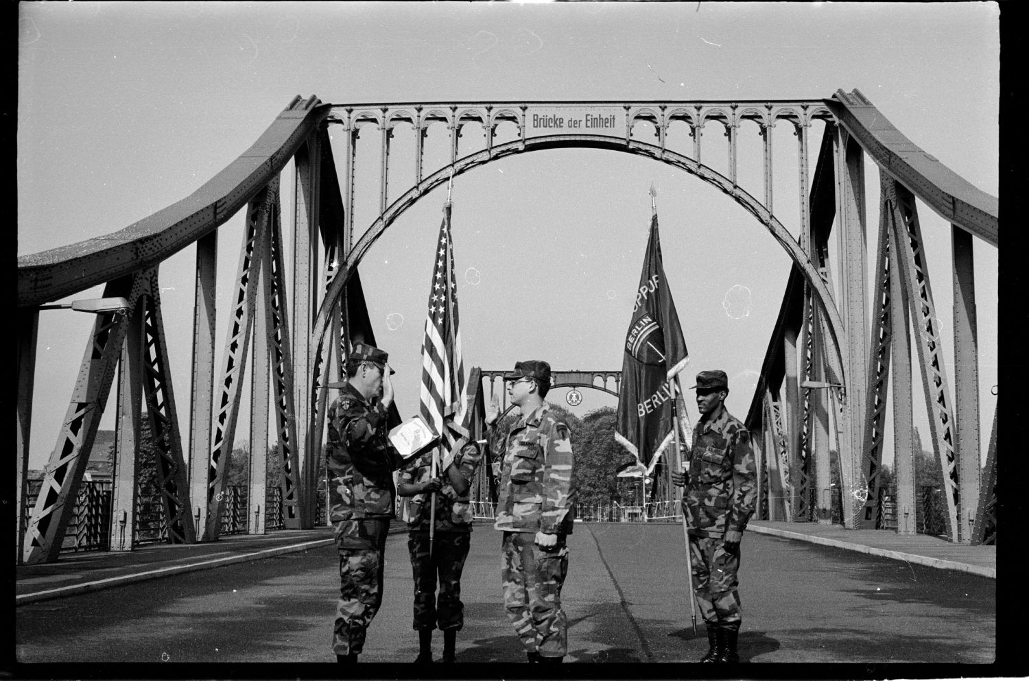 s/w-Fotografie: Militärische Zeremonie der U.S. Army Berlin Brigade auf der Glienicker Brücke zwischen West-Berlin und Potsdam