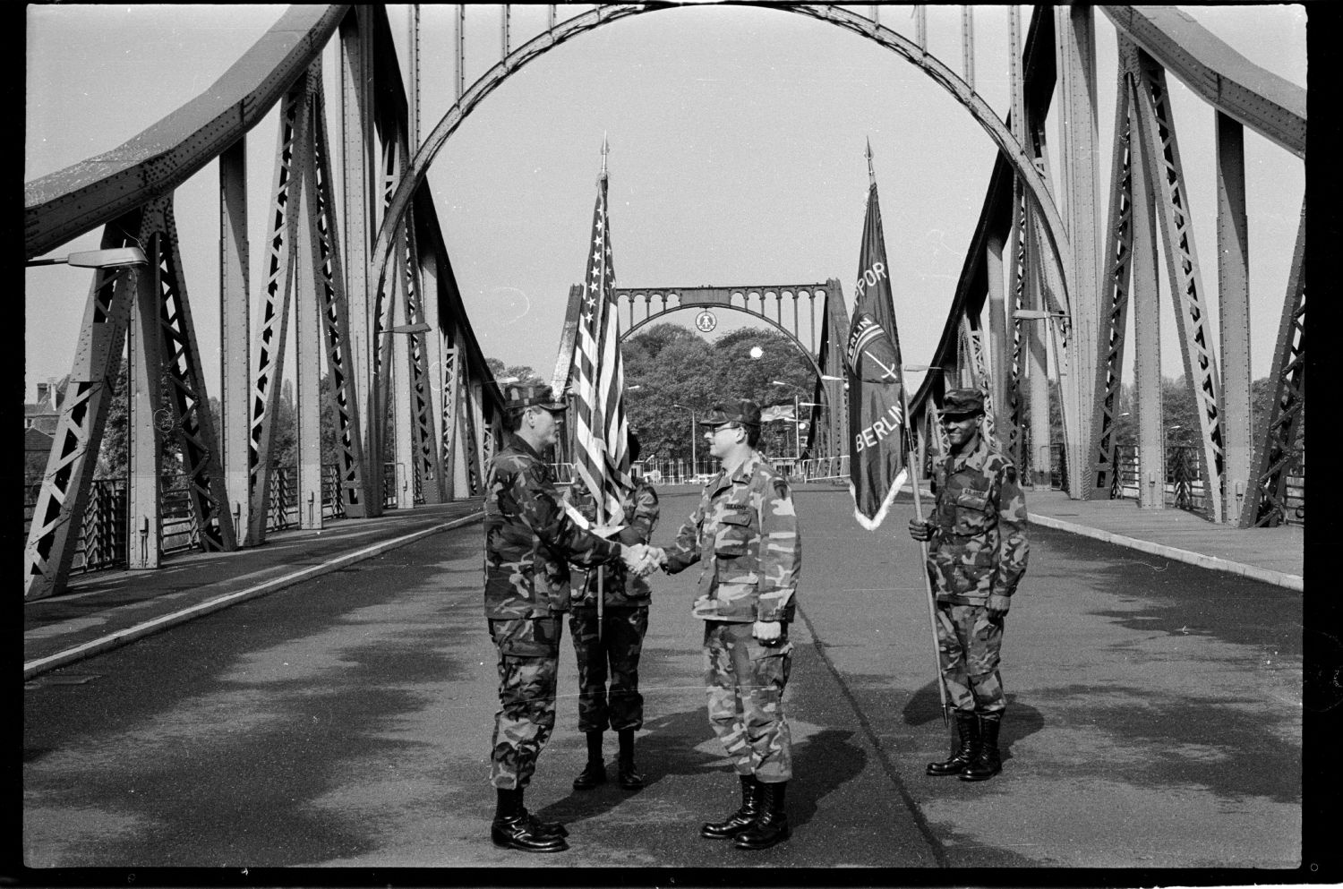 s/w-Fotografie: Militärische Zeremonie der U.S. Army Berlin Brigade auf der Glienicker Brücke zwischen West-Berlin und Potsdam