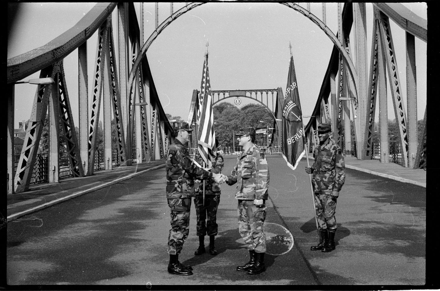 S/w-Fotografie: Militärische Zeremonie der U.S. Army Berlin Brigade auf der Glienicker Brücke zwischen West-Berlin und Potsdam