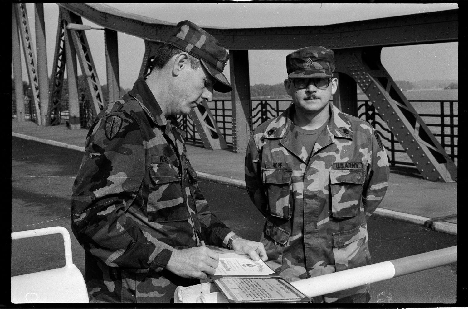 S/w-Fotografie: Militärische Zeremonie der U.S. Army Berlin Brigade auf der Glienicker Brücke zwischen West-Berlin und Potsdam