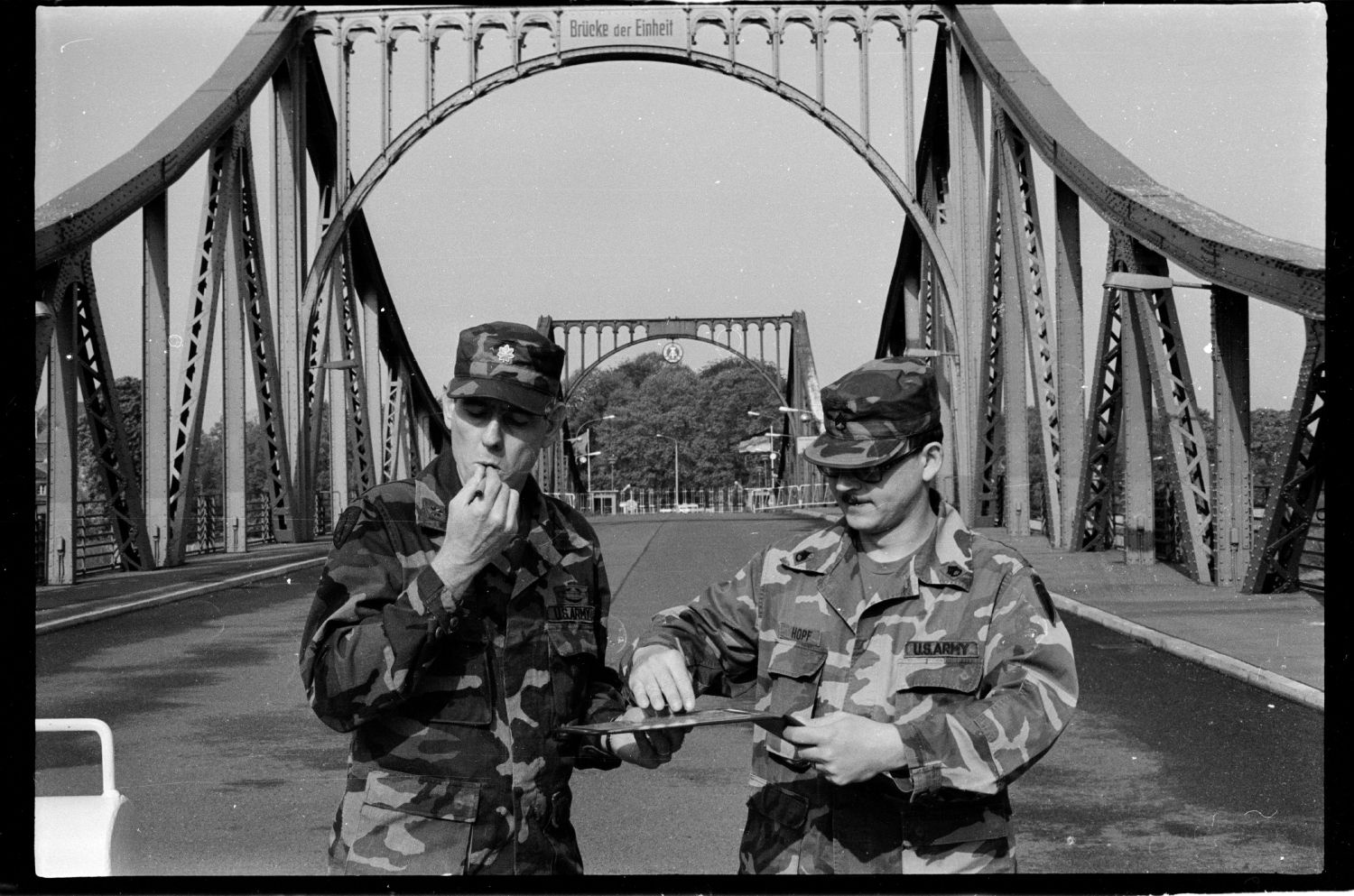 s/w-Fotografie: Militärische Zeremonie der U.S. Army Berlin Brigade auf der Glienicker Brücke zwischen West-Berlin und Potsdam