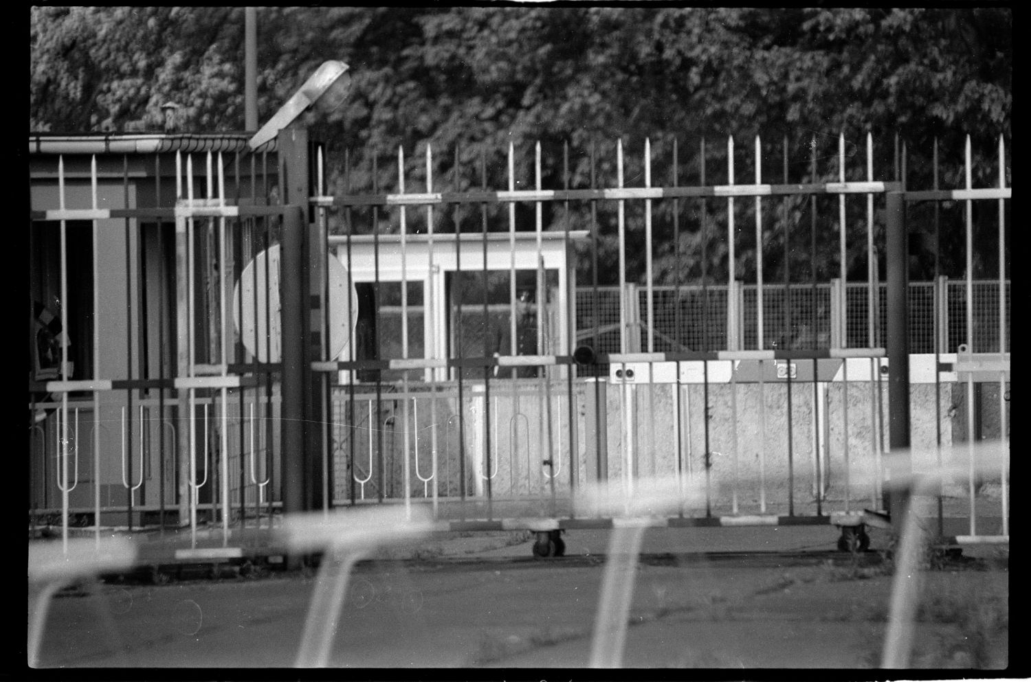 S/w-Fotografie: Grenzanlagen auf der Glienicker Brücke zwischen West-Berlin und Potsdam