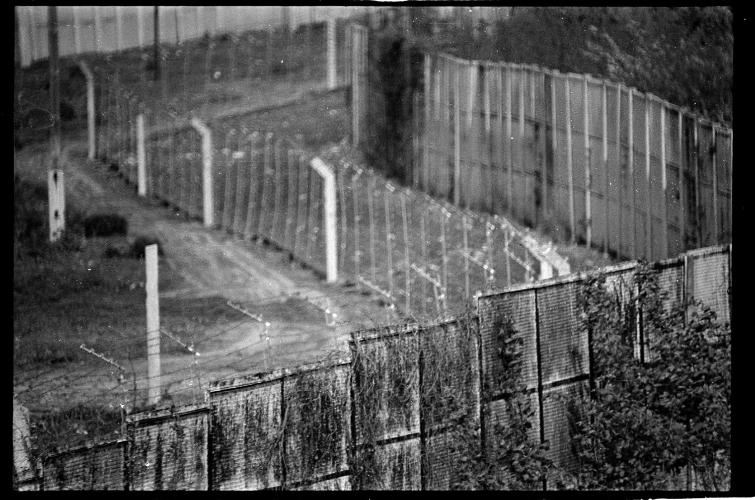 s/w-Fotografie: Grenzanlagen auf der Glienicker Brücke zwischen West-Berlin und Potsdam