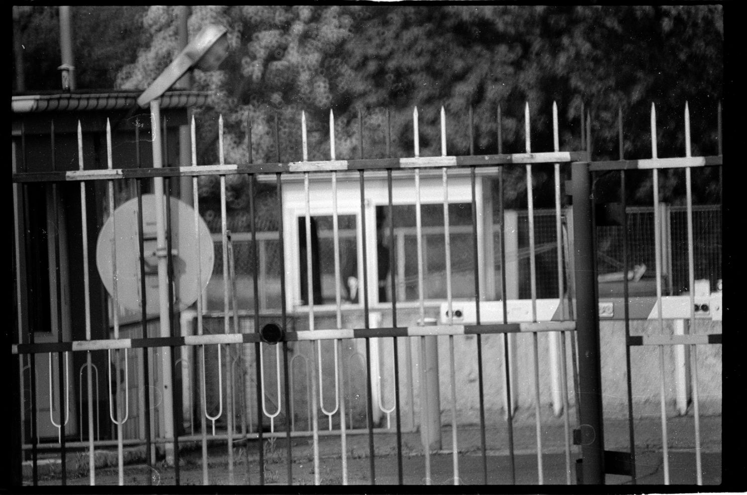 s/w-Fotografie: Grenzanlagen auf der Glienicker Brücke zwischen West-Berlin und Potsdam