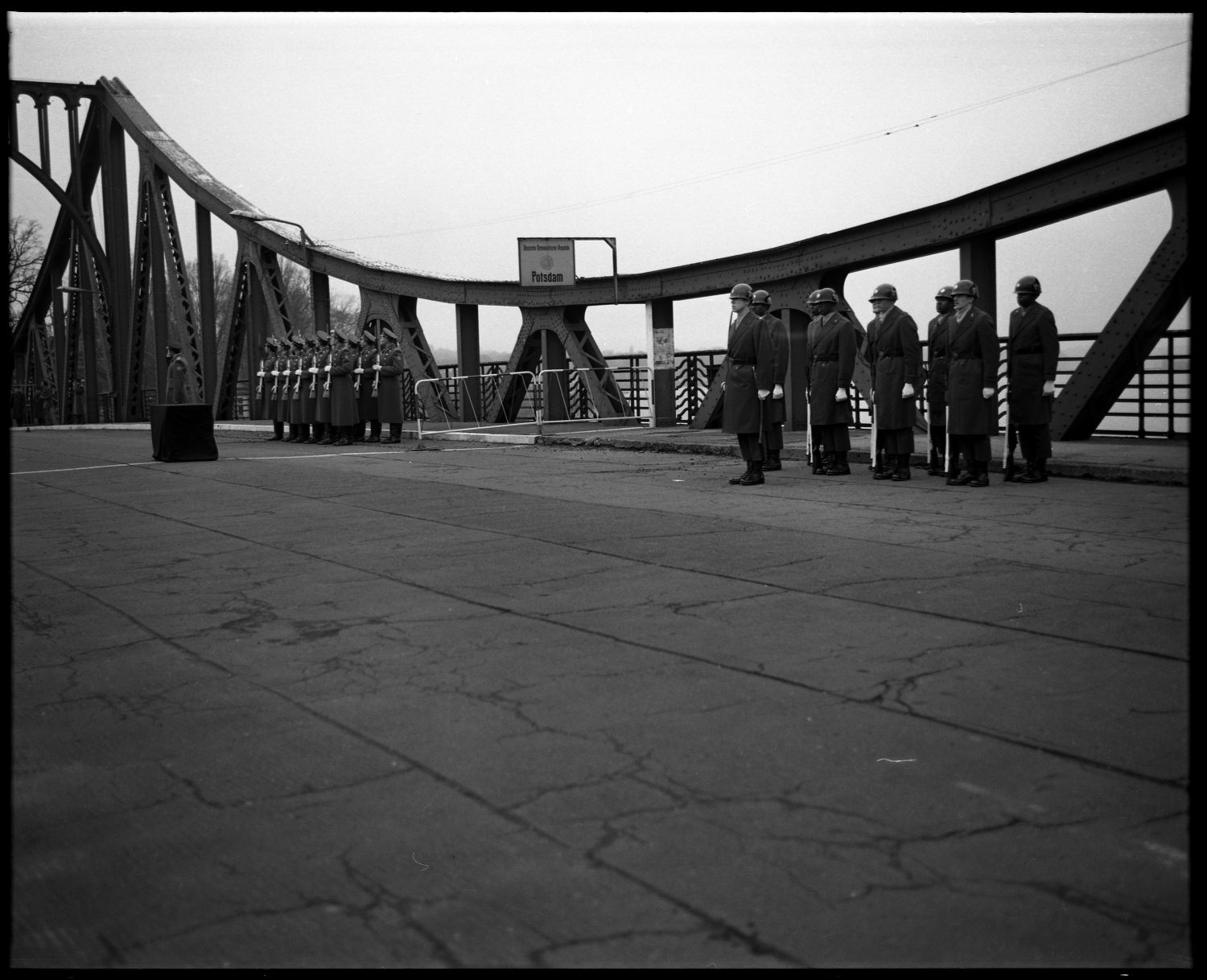 S/w-Fotografie: Überführung der sterblichen Überreste eines sowjetischen Soldaten über die Glienicker Brücke zwischen West-Berlin und Potsdam