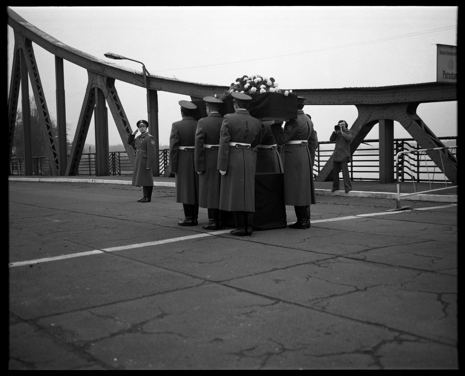 S/w-Fotografie: Überführung der sterblichen Überreste eines sowjetischen Soldaten über die Glienicker Brücke zwischen West-Berlin und Potsdam