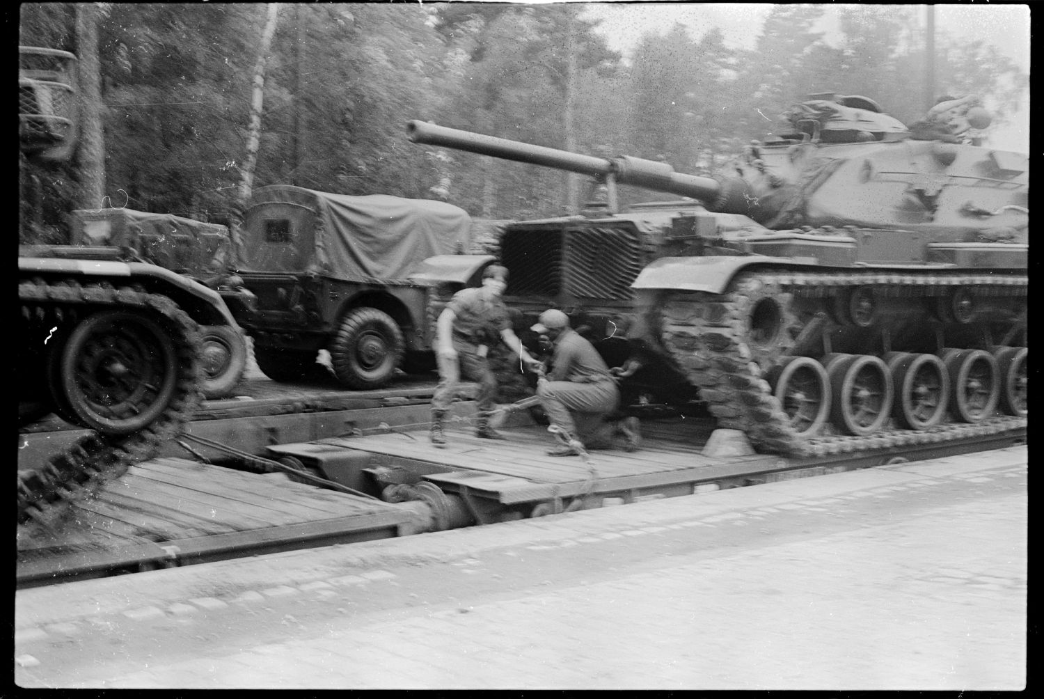 S/w-Fotografie: Transport von Militärfahrzeugen der U.S. Army Berlin Brigade anlässlich einer Truppenübung in Grafenwöhr in Bayern