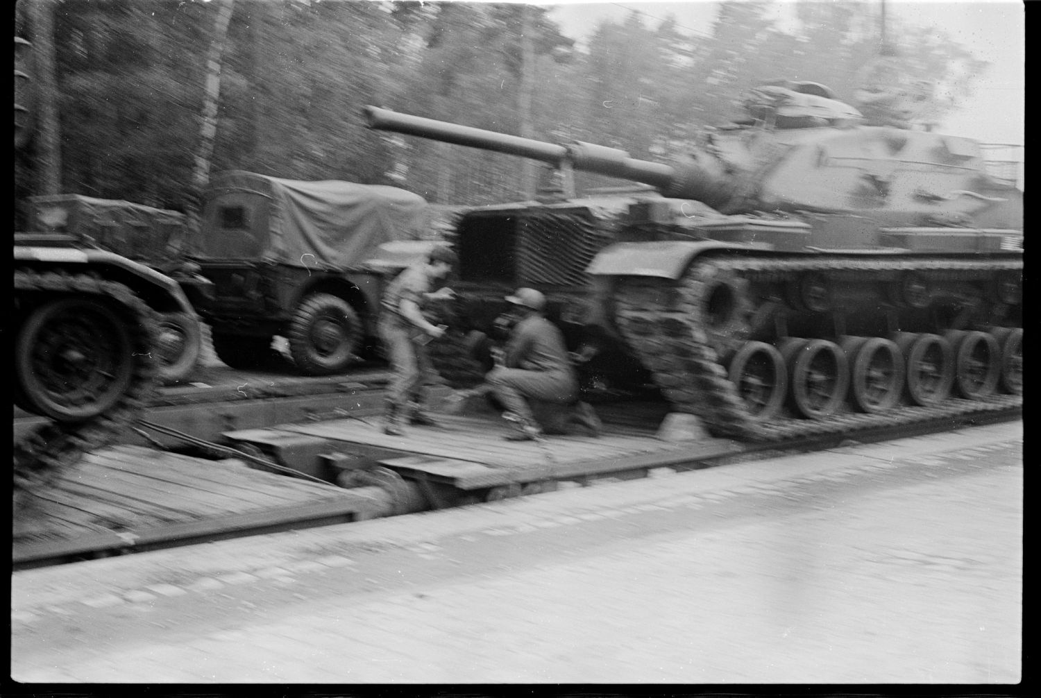 s/w-Fotografie: Transport von Militärfahrzeugen der U.S. Army Berlin Brigade anlässlich einer Truppenübung in Grafenwöhr in Bayern