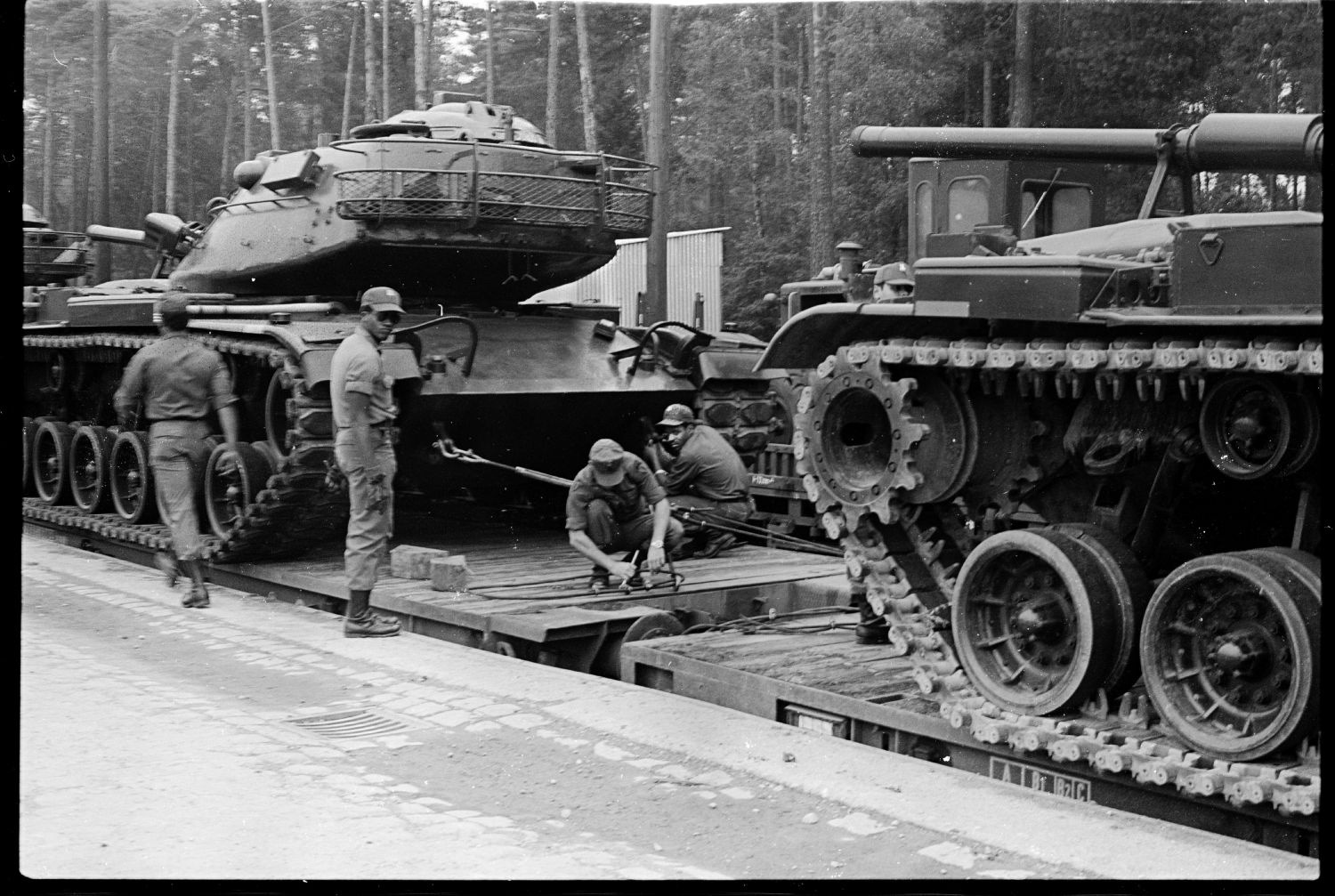 S/w-Fotografie: Transport von Militärfahrzeugen der U.S. Army Berlin Brigade anlässlich einer Truppenübung in Grafenwöhr in Bayern