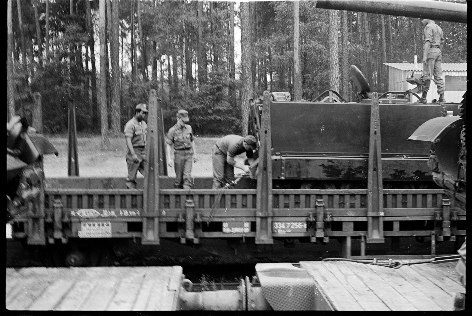 s/w-Fotografie: Transport von Militärfahrzeugen der U.S. Army Berlin Brigade anlässlich einer Truppenübung in Grafenwöhr in Bayern