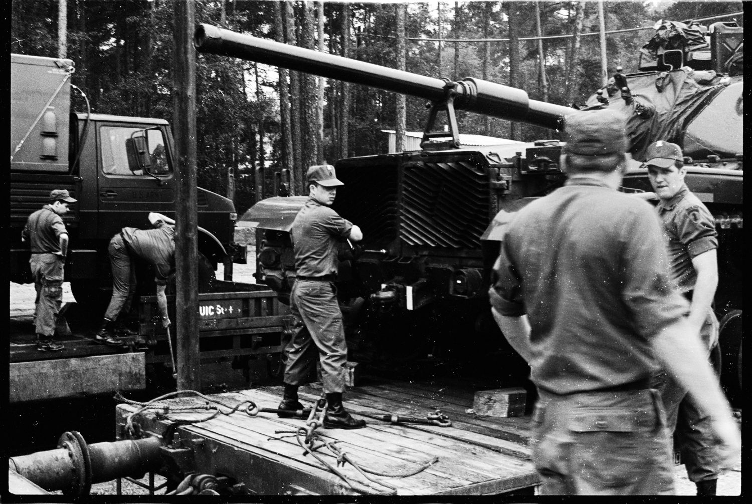 s/w-Fotografie: Transport von Militärfahrzeugen der U.S. Army Berlin Brigade anlässlich einer Truppenübung in Grafenwöhr in Bayern