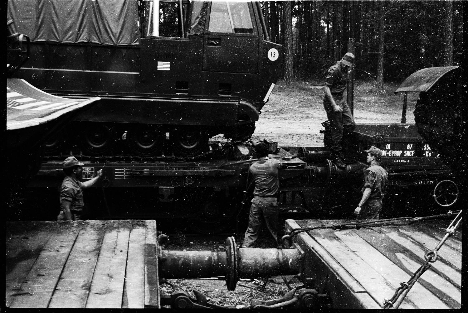 S/w-Fotografie: Transport von Militärfahrzeugen der U.S. Army Berlin Brigade anlässlich einer Truppenübung in Grafenwöhr in Bayern