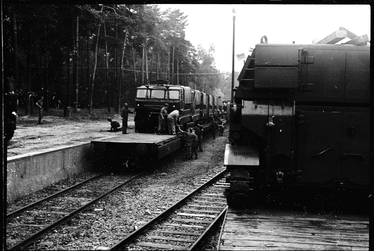 S/w-Fotografie: Transport von Militärfahrzeugen der U.S. Army Berlin Brigade anlässlich einer Truppenübung in Grafenwöhr in Bayern