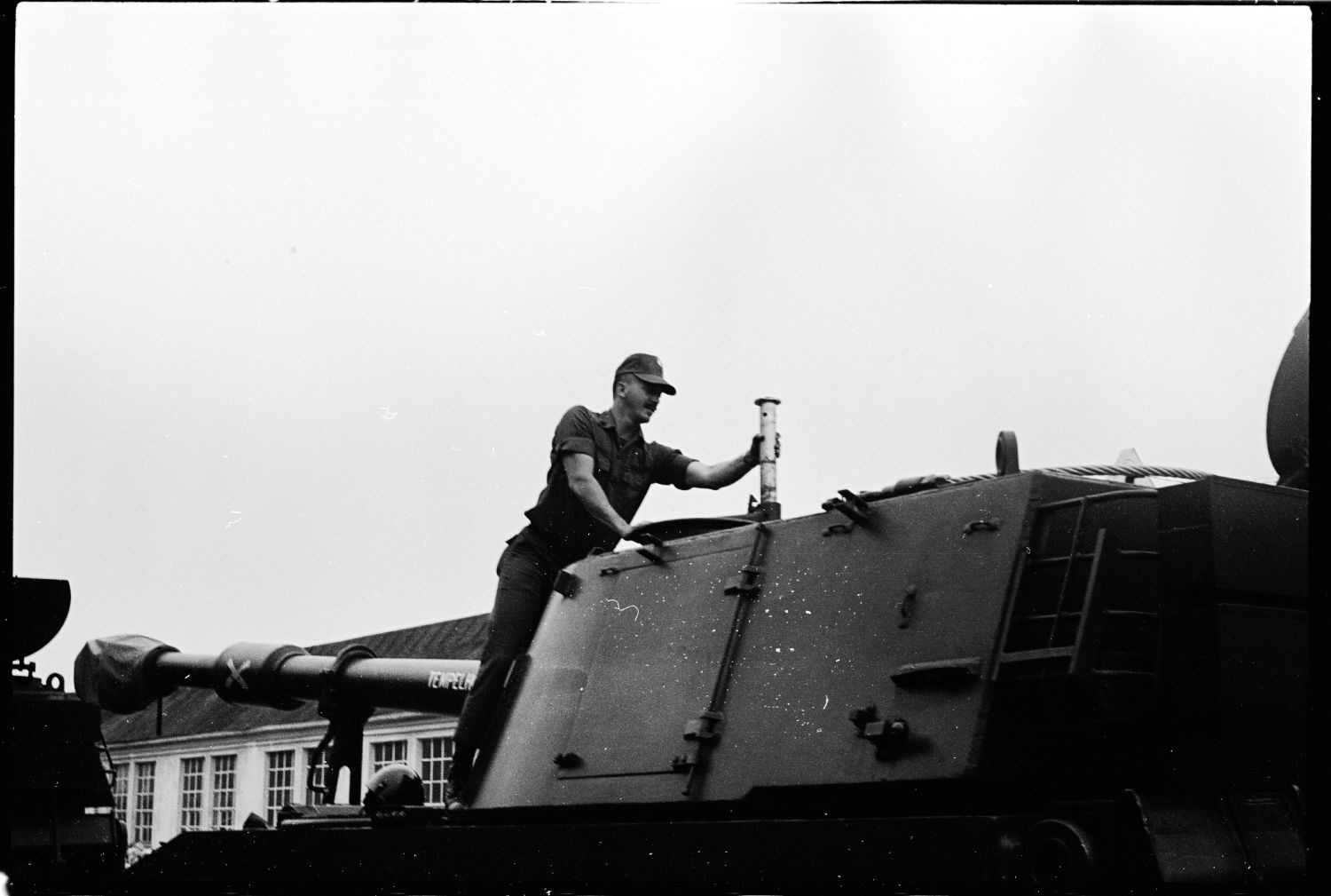 S/w-Fotografie: Transport von Militärfahrzeugen der U.S. Army Berlin Brigade anlässlich einer Truppenübung in Grafenwöhr in Bayern