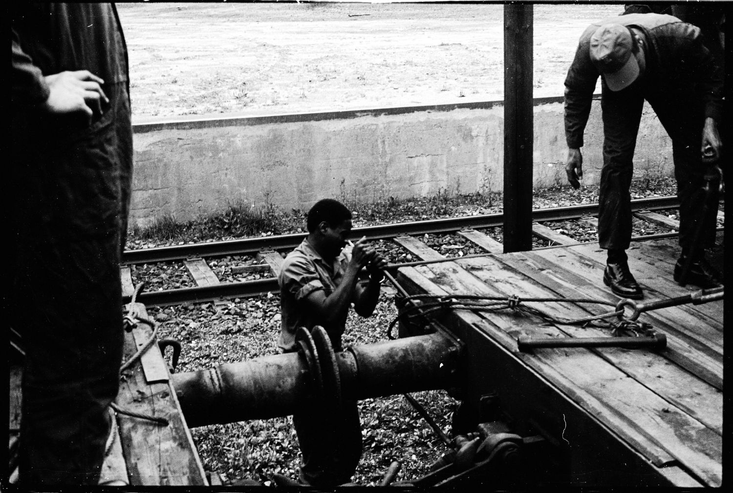 S/w-Fotografie: Transport von Militärfahrzeugen der U.S. Army Berlin Brigade anlässlich einer Truppenübung in Grafenwöhr in Bayern