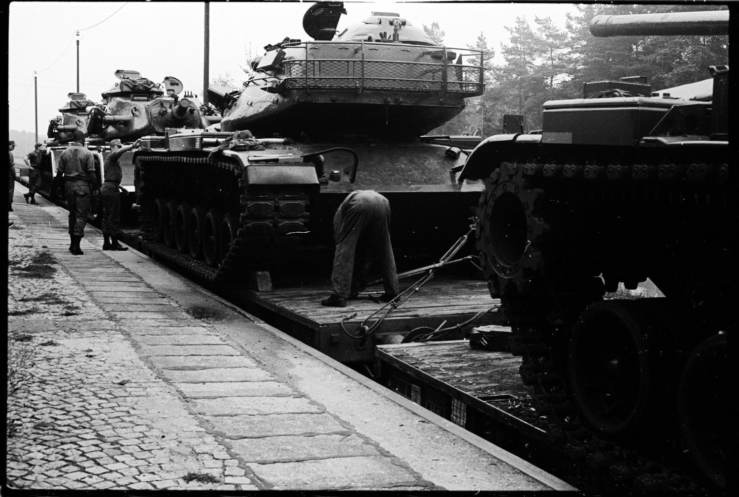 S/w-Fotografie: Transport von Militärfahrzeugen der U.S. Army Berlin Brigade anlässlich einer Truppenübung in Grafenwöhr in Bayern