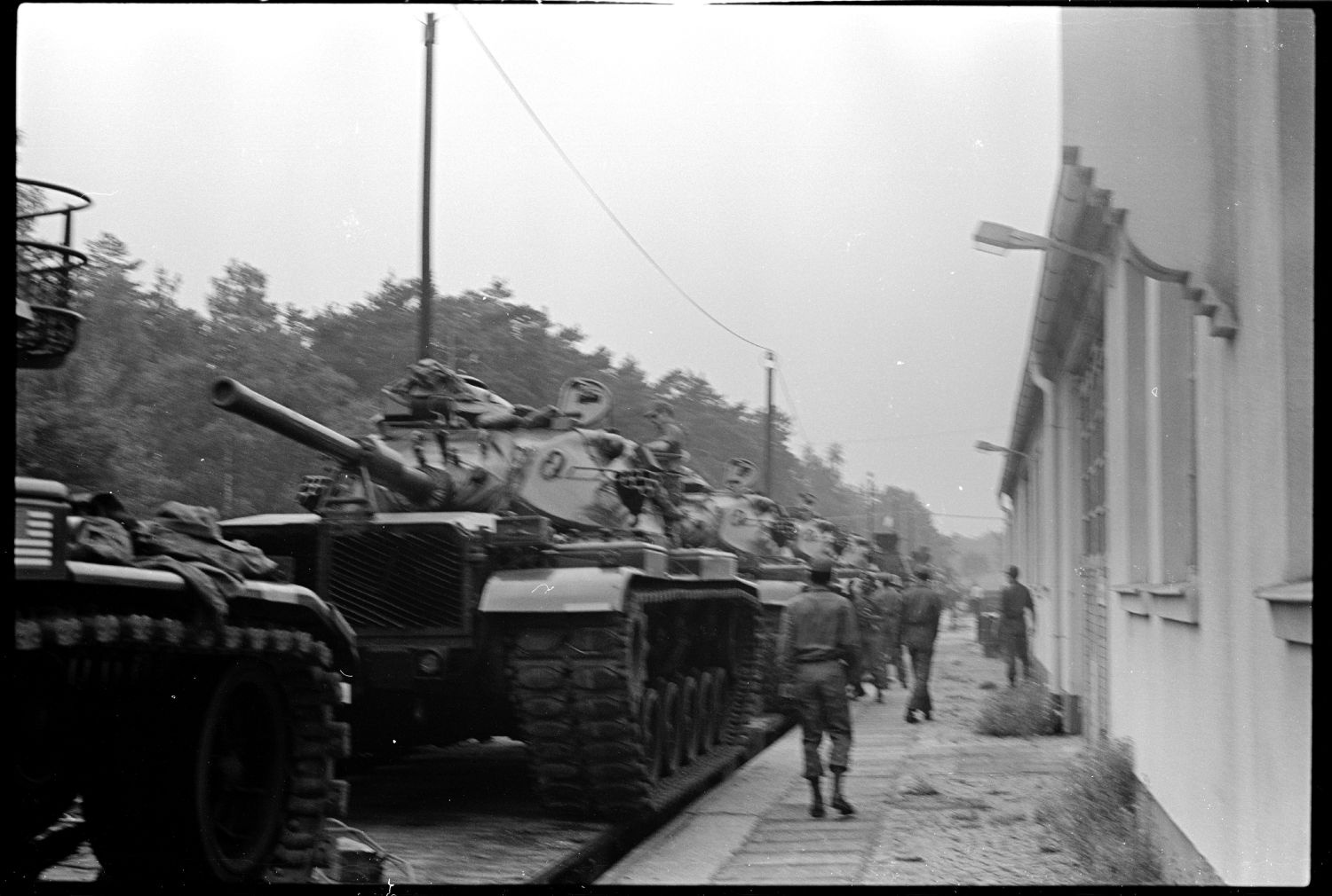 S/w-Fotografie: Transport von Militärfahrzeugen der U.S. Army Berlin Brigade anlässlich einer Truppenübung in Grafenwöhr in Bayern