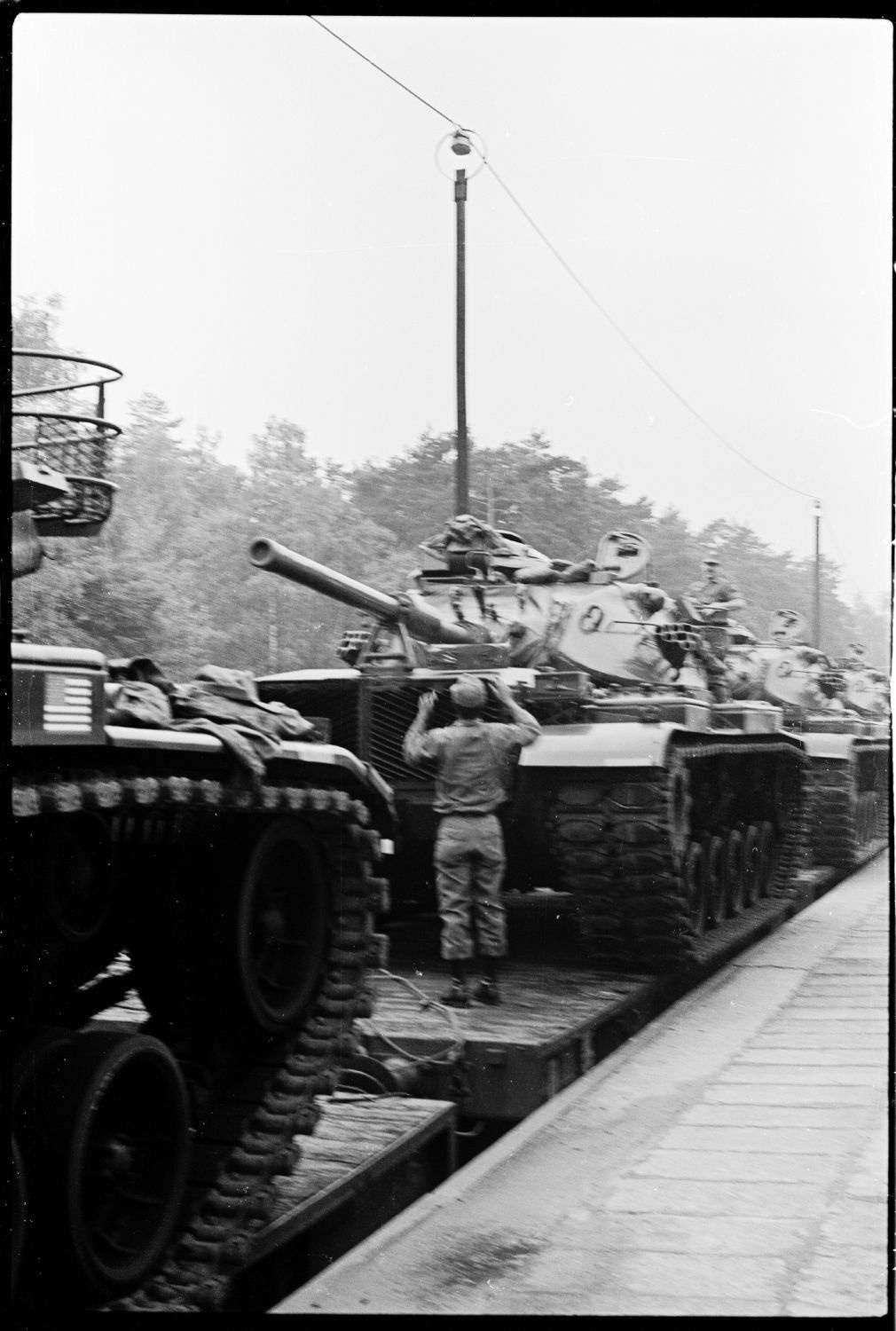 S/w-Fotografie: Transport von Militärfahrzeugen der U.S. Army Berlin Brigade anlässlich einer Truppenübung in Grafenwöhr in Bayern