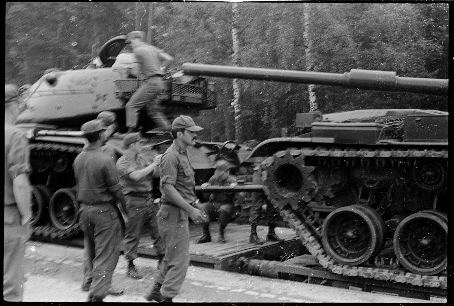 S/w-Fotografie: Transport von Militärfahrzeugen der U.S. Army Berlin Brigade anlässlich einer Truppenübung in Grafenwöhr in Bayern