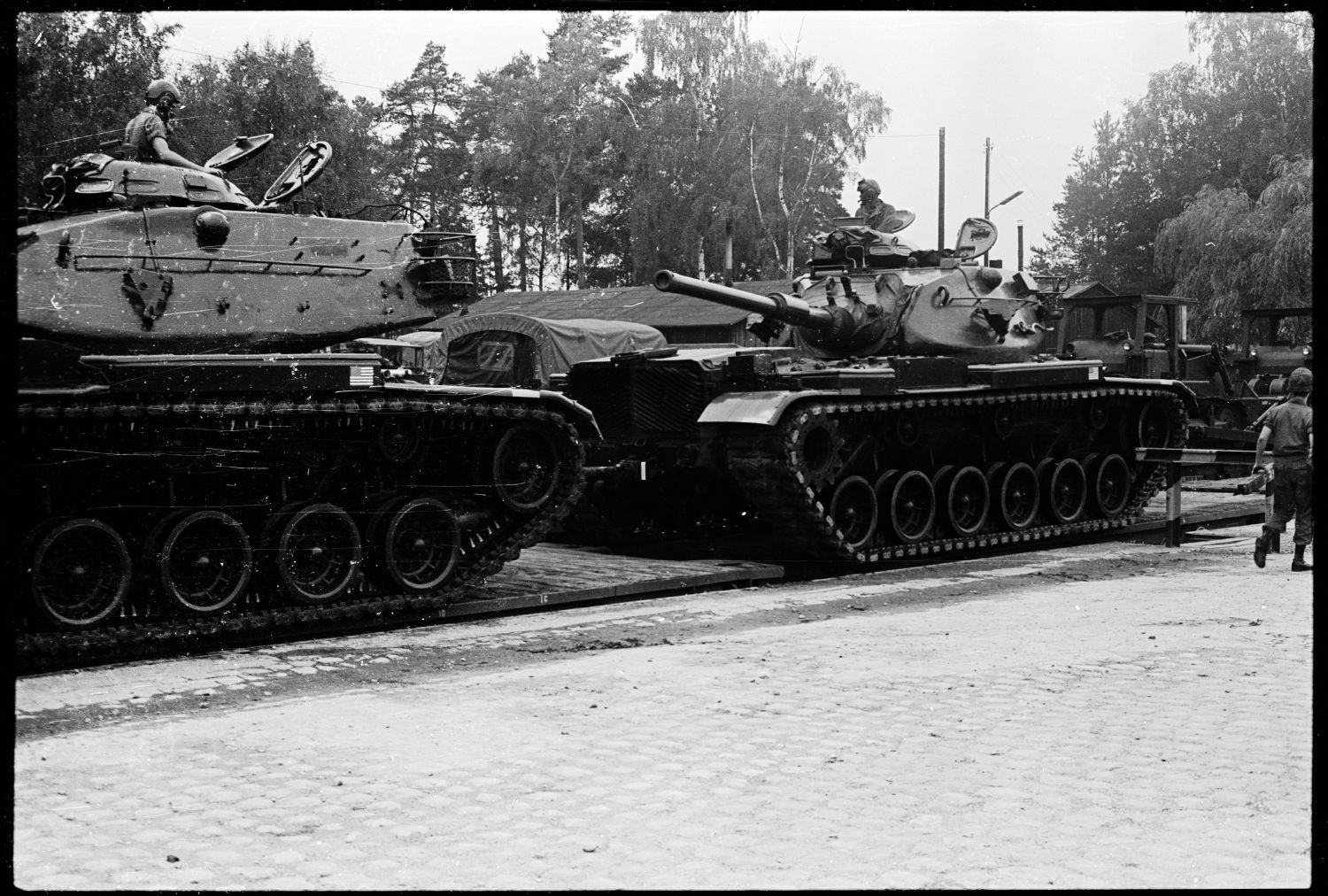 S/w-Fotografie: Transport von Militärfahrzeugen der U.S. Army Berlin Brigade anlässlich einer Truppenübung in Grafenwöhr in Bayern