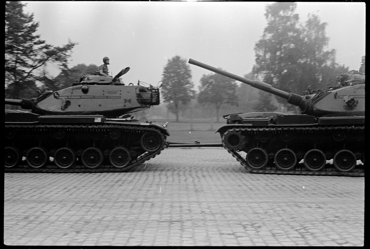 S/w-Fotografie: Transport von Militärfahrzeugen der U.S. Army Berlin Brigade anlässlich einer Truppenübung in Grafenwöhr in Bayern