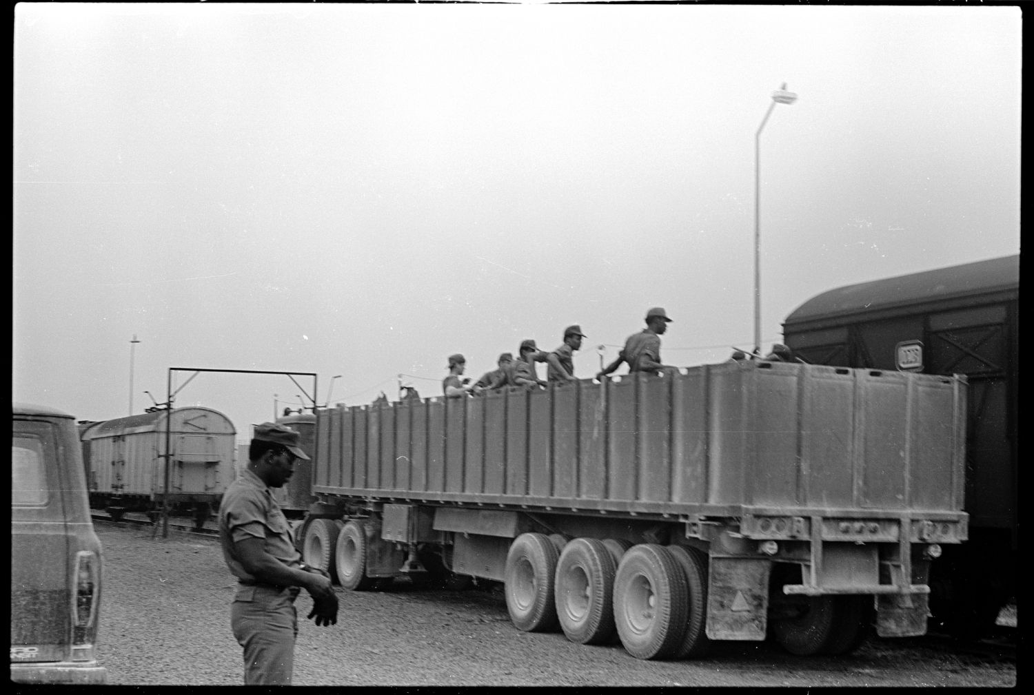 S/w-Fotografie: Transport der U.S. Army Berlin Brigade anlässlich einer Truppenübung in Grafenwöhr in Bayern