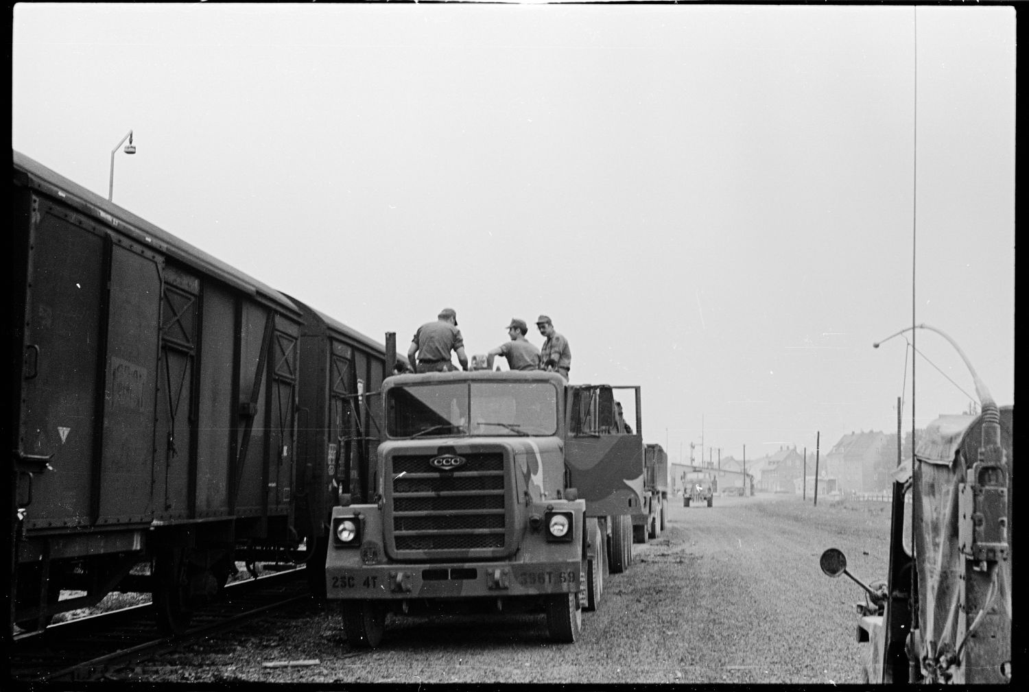 S/w-Fotografie: Transport der U.S. Army Berlin Brigade anlässlich einer Truppenübung in Grafenwöhr in Bayern