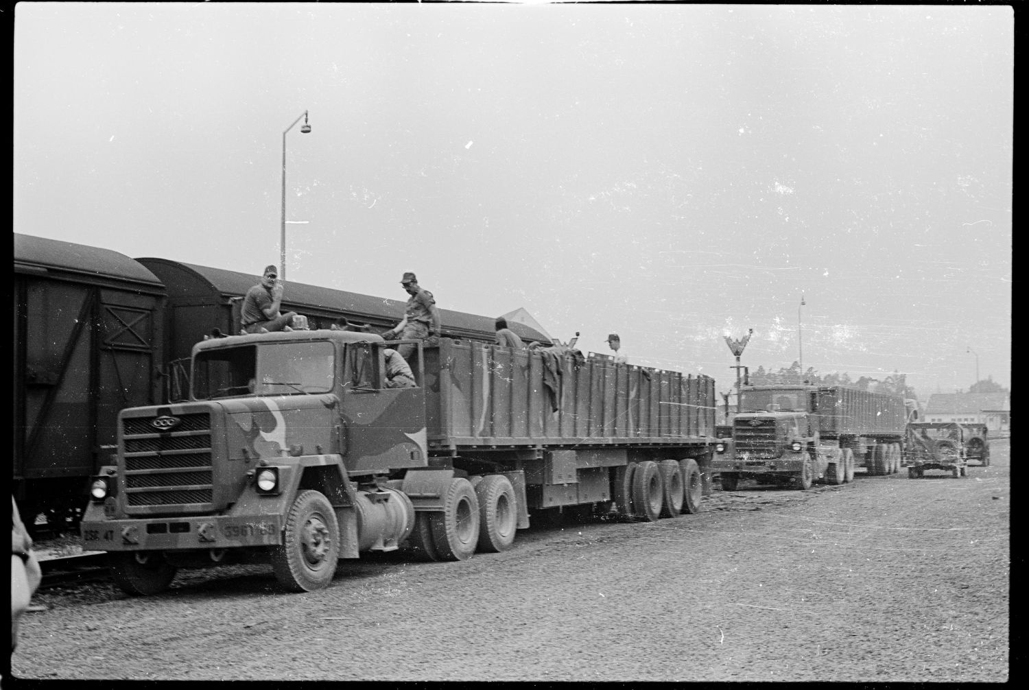 s/w-Fotografie: Transport der U.S. Army Berlin Brigade anlässlich einer Truppenübung in Grafenwöhr in Bayern