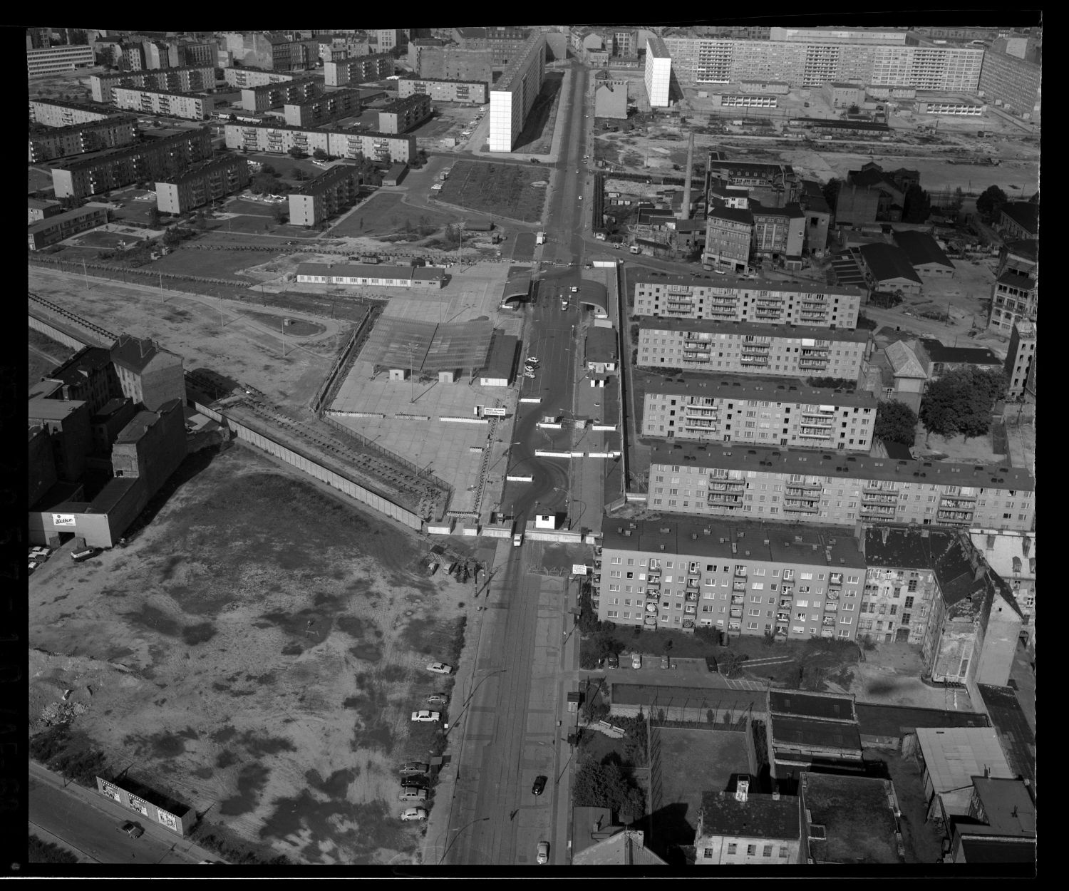 s/w-Fotografie: Berliner Mauer, Grenzübergangsstelle an der Heinrich-Heine-Straße zwischen Berlin-Kreuzberg und Berlin-Mitte