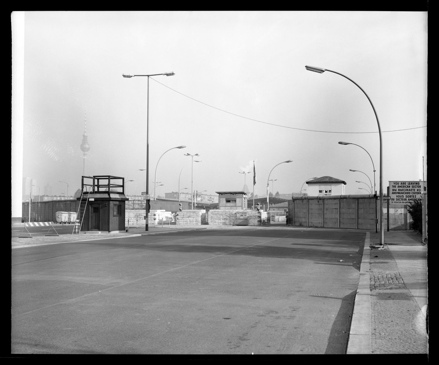 S/w-Fotografie: Berliner Mauer, Grenzübergangsstelle an der Heinrich-Heine-Straße zwischen Berlin-Kreuzberg und Berlin-Mitte