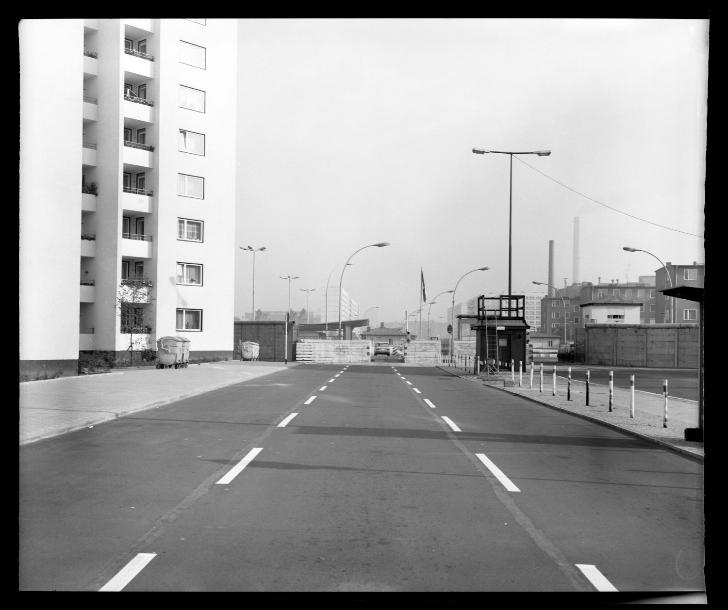 S/w-Fotografie: Berliner Mauer, Grenzübergangsstelle an der Heinrich-Heine-Straße zwischen Berlin-Kreuzberg und Berlin-Mitte