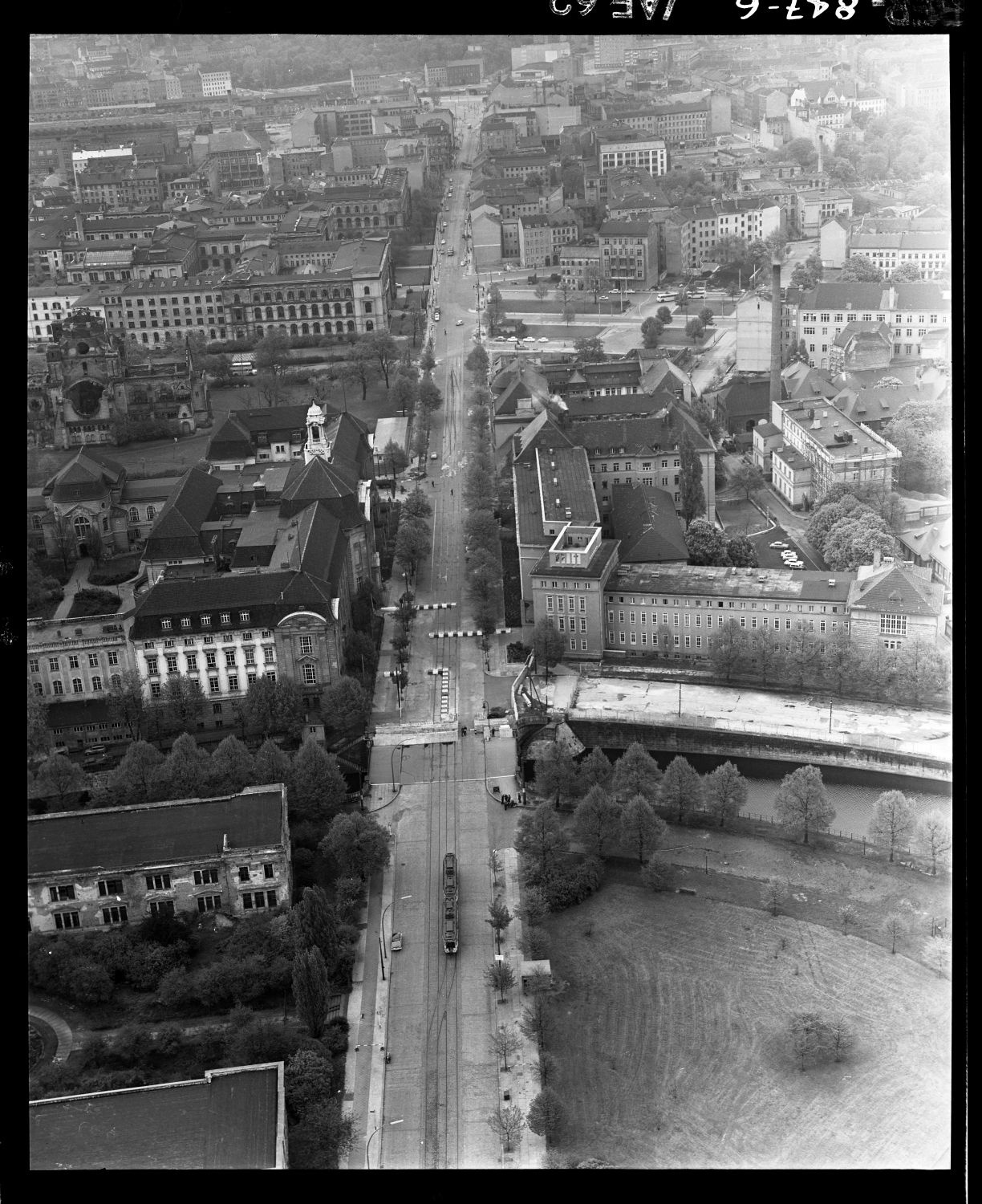 S/w-Fotografie: Berliner Mauer, Grenzübergangsstelle Invalidenstraße zwischen Berlin-Wedding und Berlin-Mitte