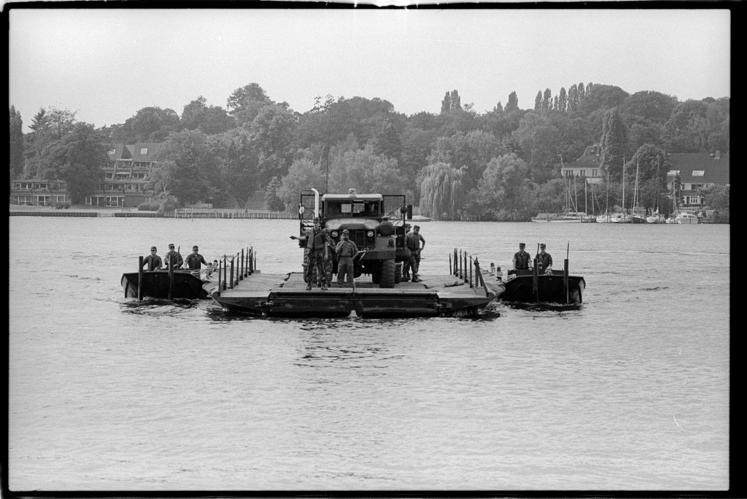 S/w-Fotografie: Übung der 42nd Engineer Company auf der Havel in Berlin-Grunewald