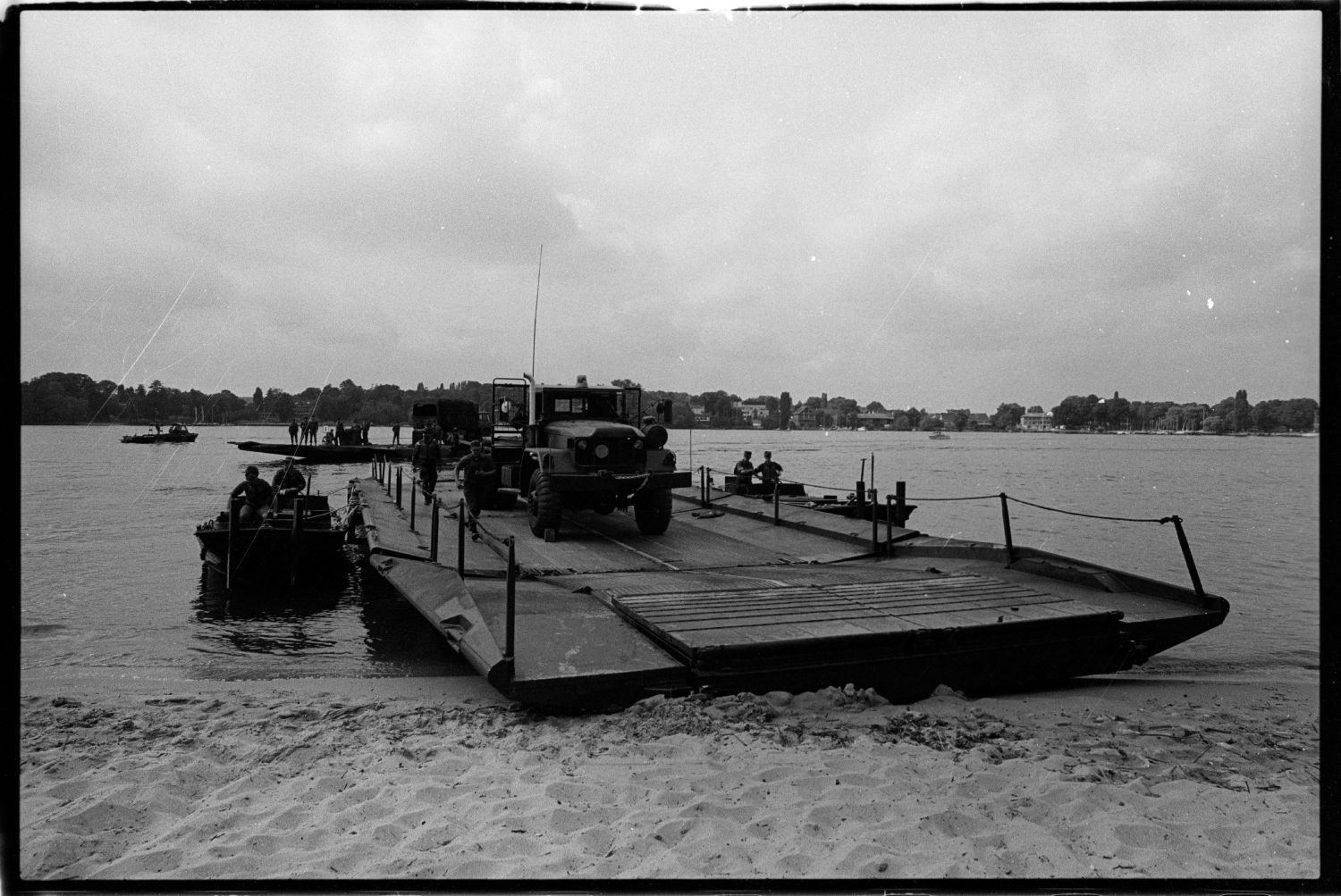 S/w-Fotografie: Übung der 42nd Engineer Company auf der Havel in Berlin-Grunewald