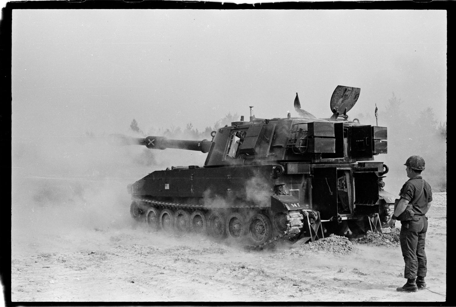 s/w-Fotografie: Übung der C Battery, 94th Field Artillery auf einem Truppenübungsplatz in West-Deutschland