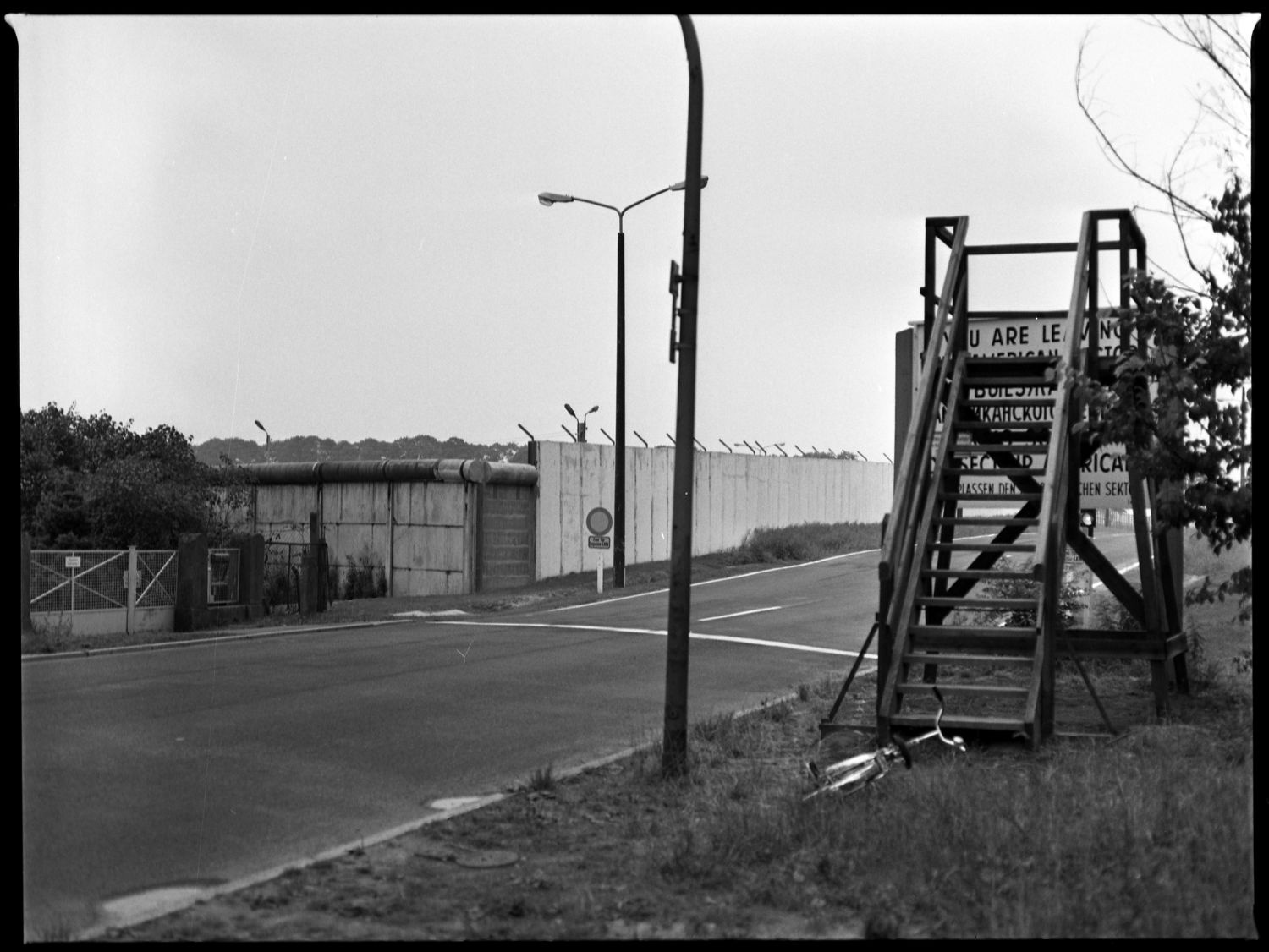 S/w-Fotografie: Berliner Mauer, Sektorengrenze am Kirchhainer Damm zwischen Berlin-Lichtenrade und Mahlow