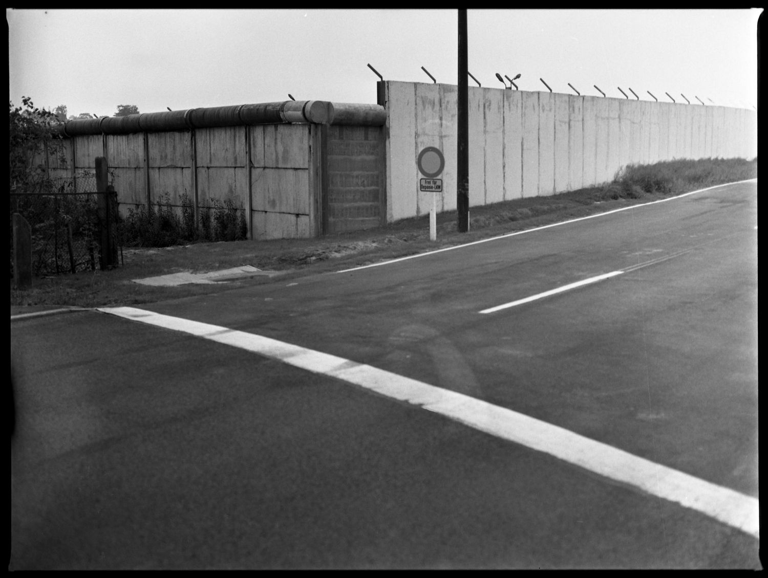 S/w-Fotografie: Berliner Mauer, Sektorengrenze am Kirchhainer Damm zwischen Berlin-Lichtenrade und Mahlow