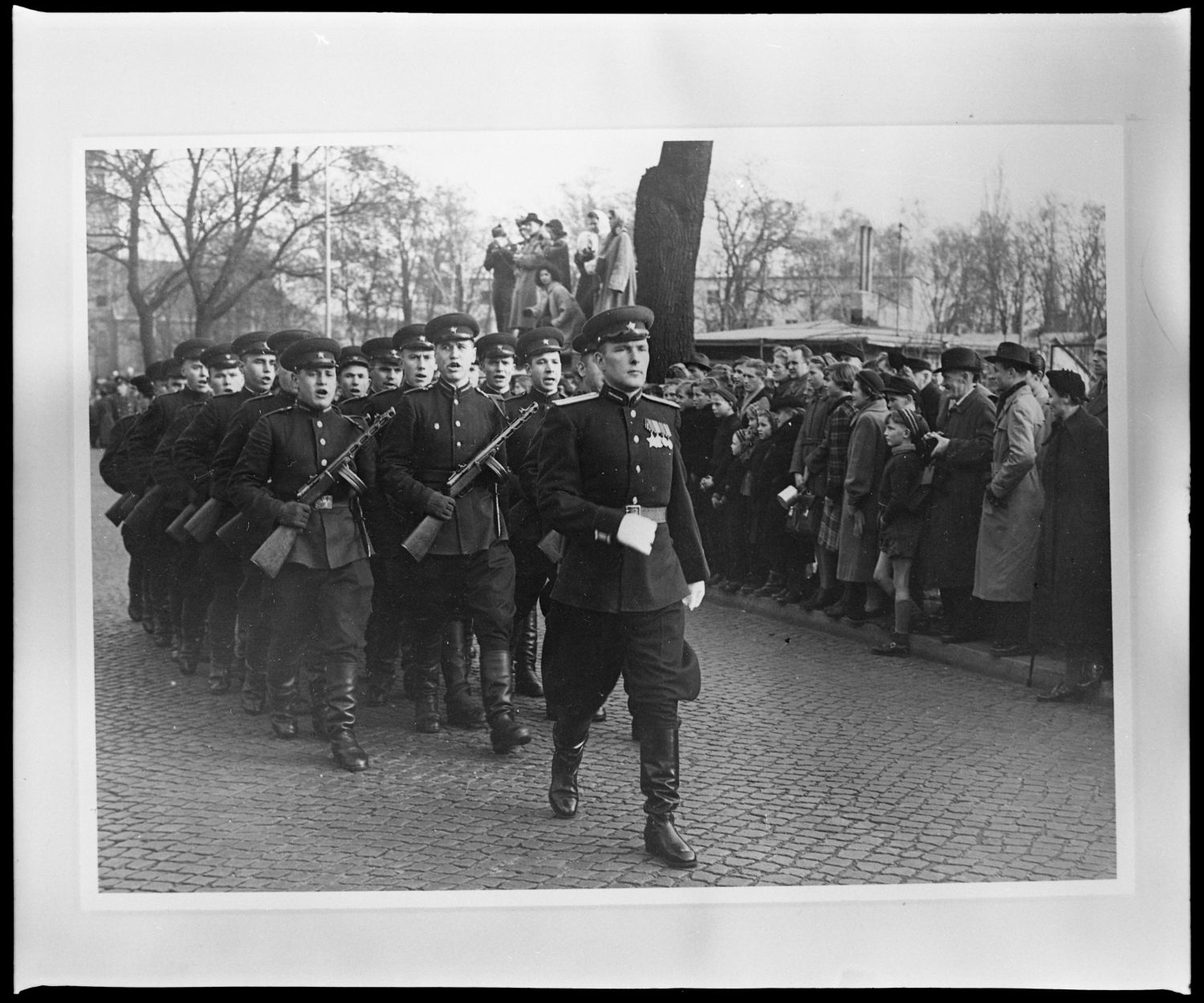 S/w-Fotografie: Wachablösung vor dem Alliierten Kriegsverbrechergefängnis Berlin-Spandau