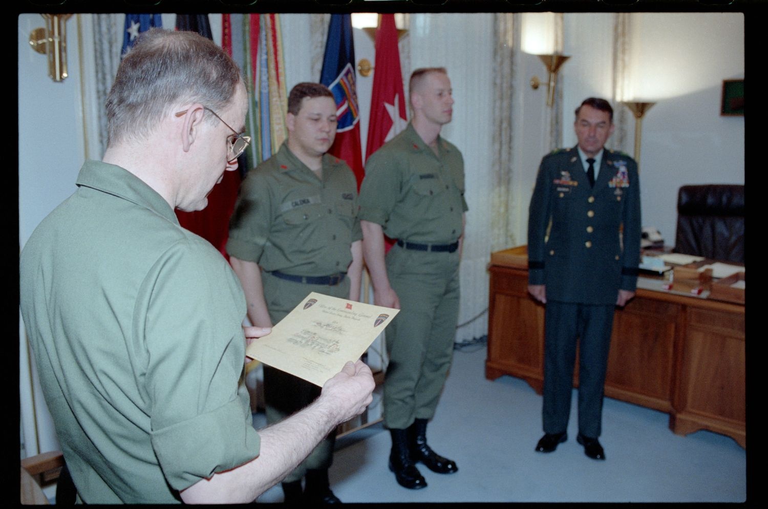 Fotografie: Auszeichnung von Angehörigen des 6941st Guard Battalion in den Lucius D. Clay Headquarters in Berlin-Dahlem