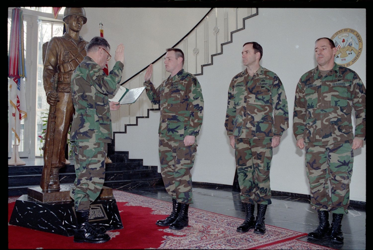 Fotografie: Wiederverpflichtung von Soldaten der U.S. Army Berlin im US-Hauptquartier in Berlin-Dahlem