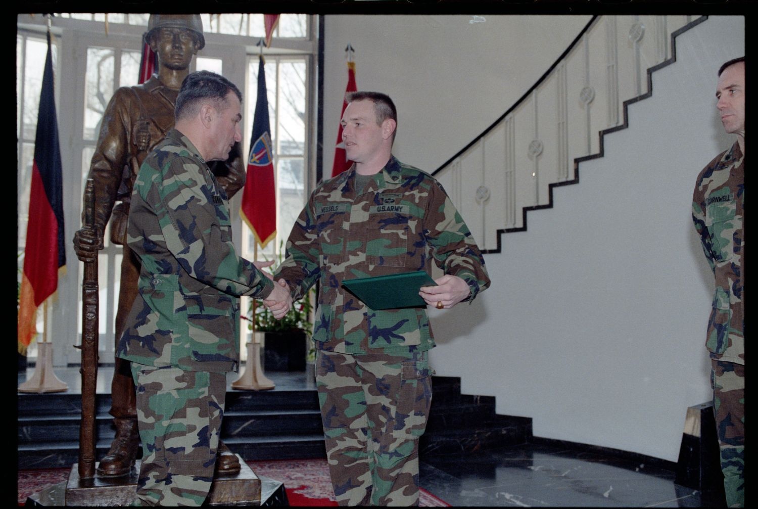 Fotografie: Wiederverpflichtung von Soldaten der U.S. Army Berlin im US-Hauptquartier in Berlin-Dahlem
