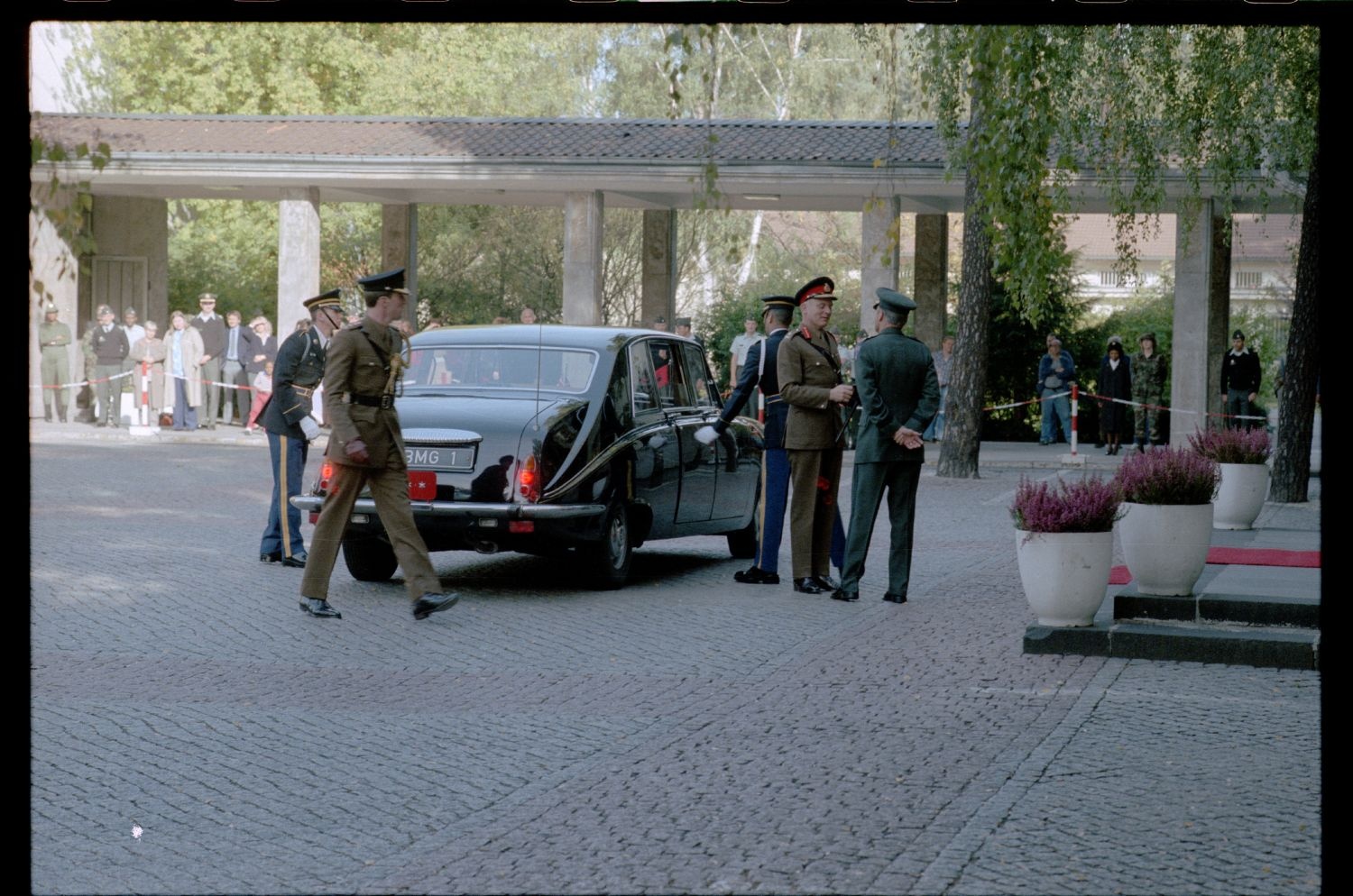 Fotografie: Antrittsbesuch von Major General Bernard Gordon Lennox, britischer Stadtkommandant, in den Lucius D. Clay Headquarters in Berlin-Dahlem